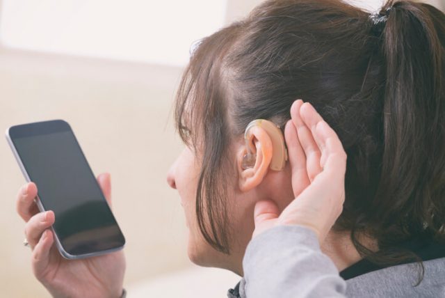 戴助听器使用智能手机